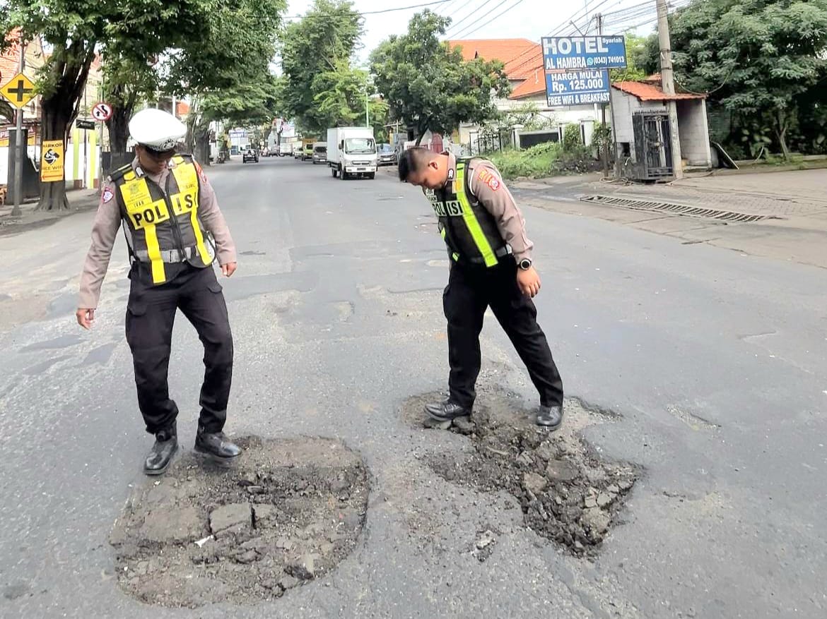 Sering Picu Kemacetan, Satlantas Polres Pasuruan Gerak Cepat Tambal Jalan Darurat