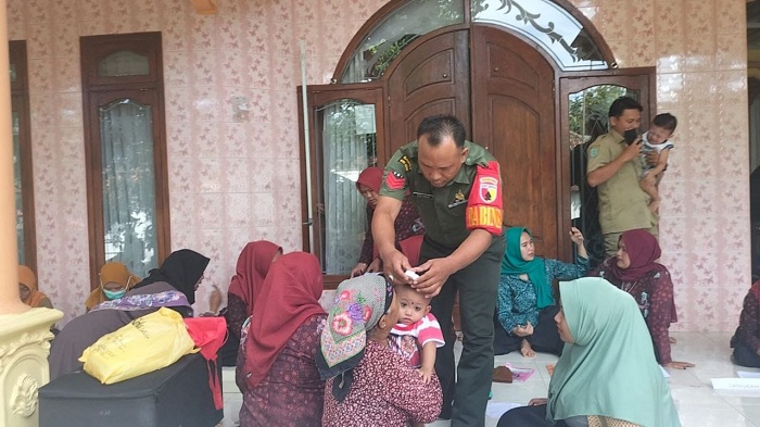 Babinsa Ranuyoso Dampingi Pelayanan Kesehatan Balita di Posyandu Lumajang