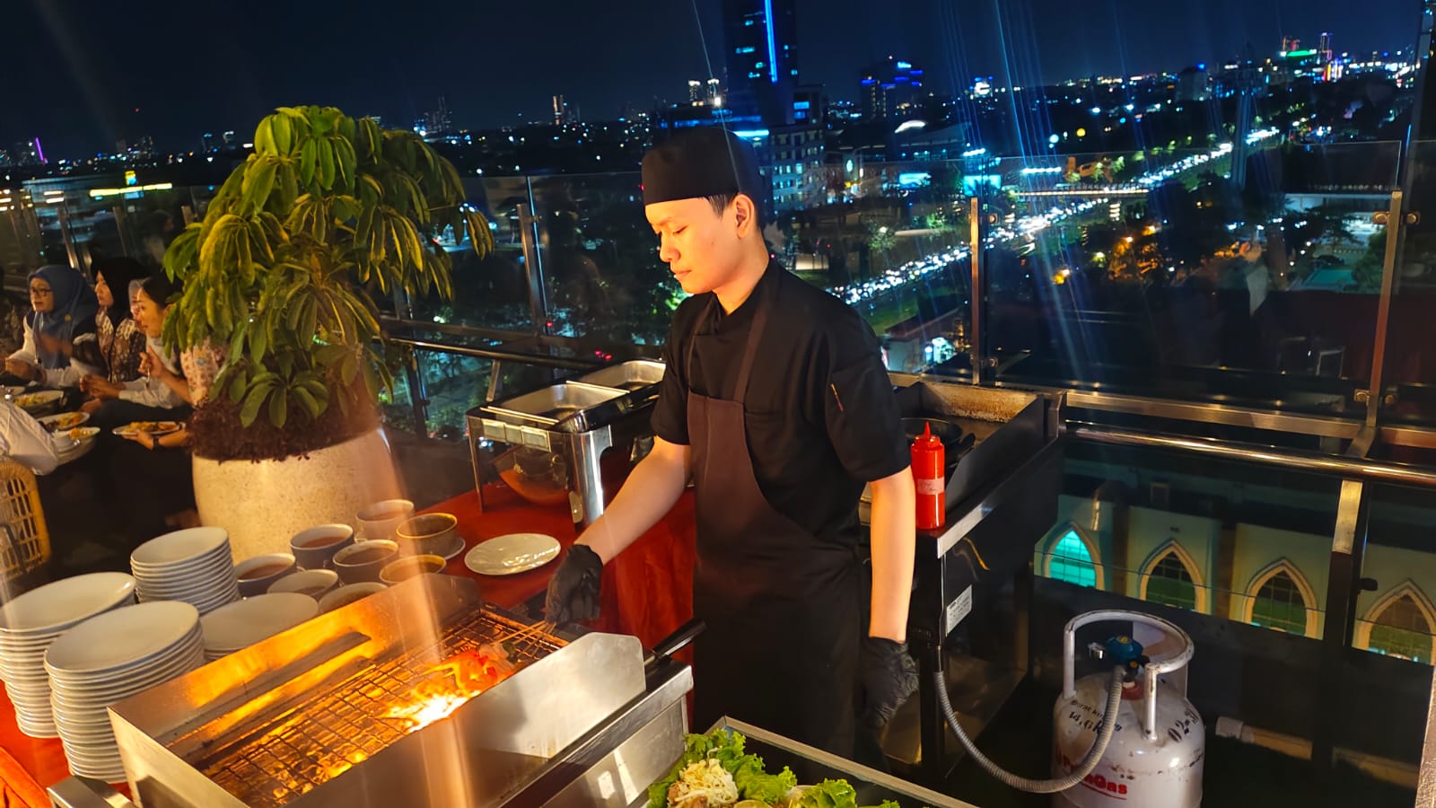 Nikmati Sunset BBQ dan View 360 Derajat Kota Surabaya dari Rooftop EXCOTEL Design Hotel