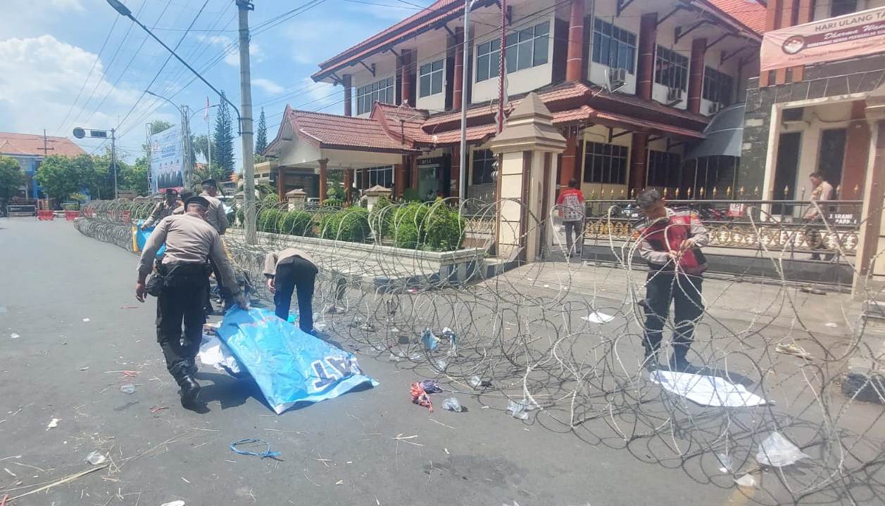 Polisi Bersihkan Sampah Sisa Demo di Kantor DPRD Situbondo