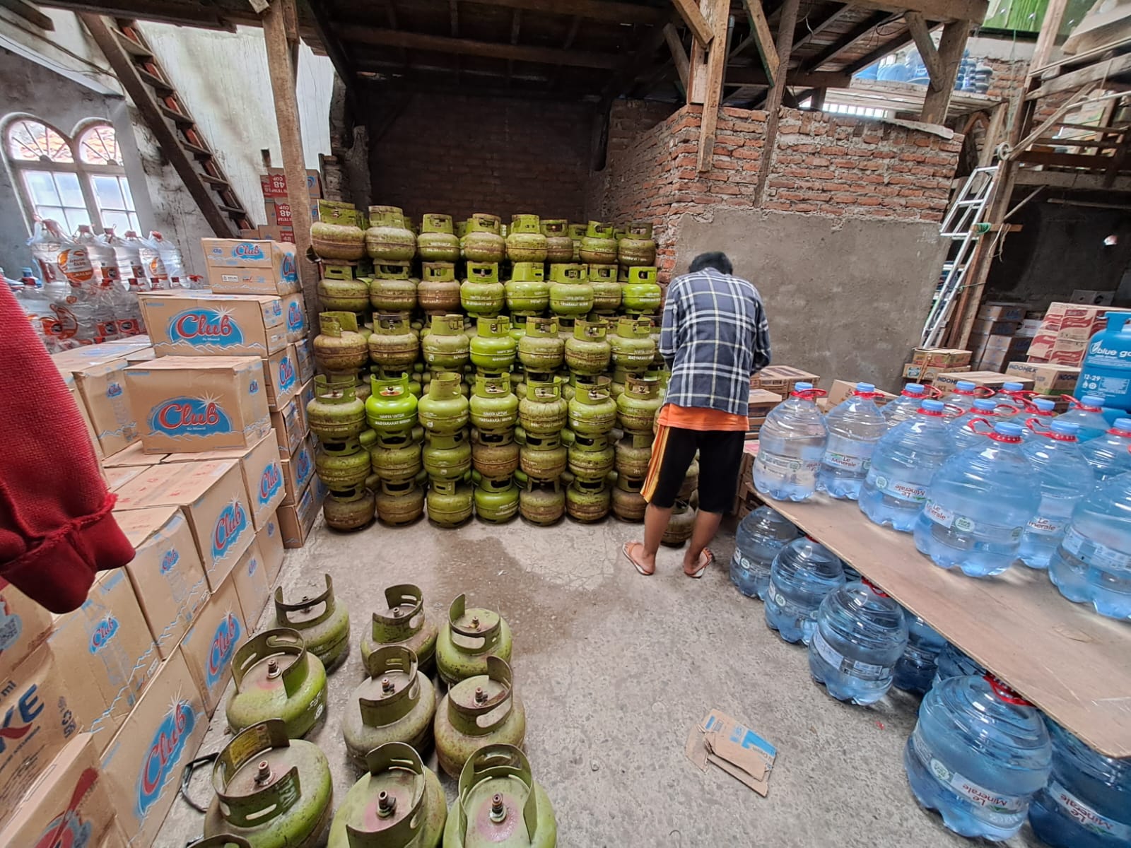 Kenaikan Harga LPG 3 Kg Tak Berdampak Signifikan bagi Pedagang Kelontong Surabaya