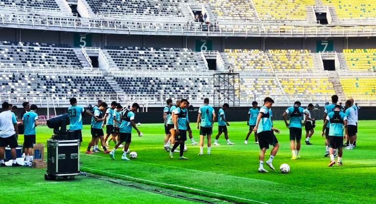 Persebaya Geber Latihan di GBT: Siap Tempur Lawan PSS Sleman & Sambut Musim Baru