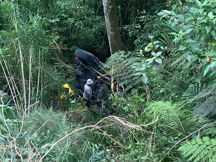 Jeep Berpenumpang Tiga Orang Alami Kecelakaan di Jurang Ngadas