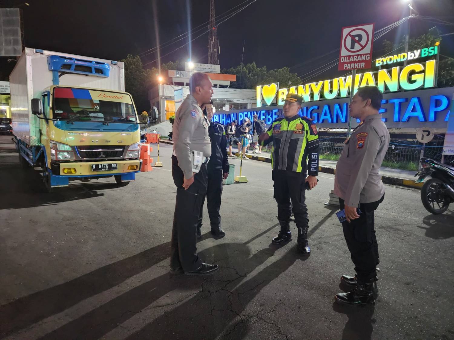 Polresta Banyuwangi Terjunkan Personel, Atasi Kepadatan Kendaraan di Pelabuhan Ketapang