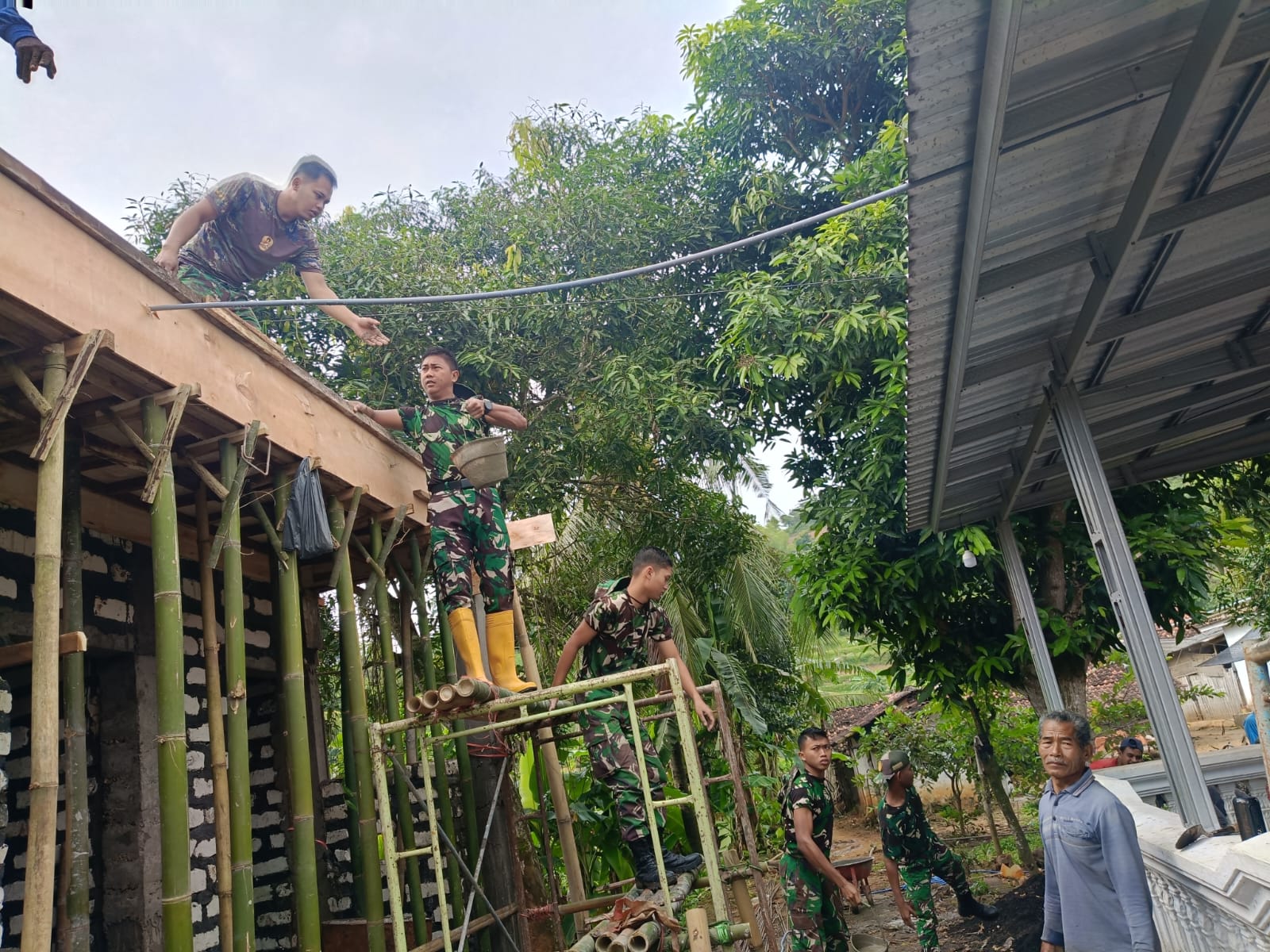Satgas TMMD dan Warga Kompak Cor Dak Fasilitas Wudu Masjid Baiturrahman