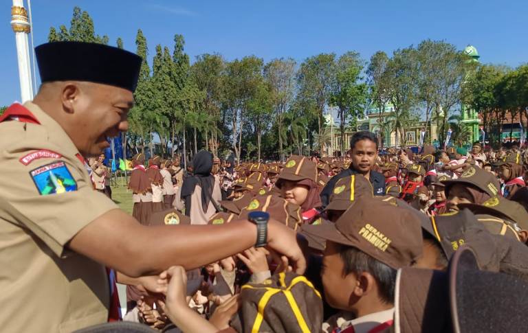 Apel Besar Peringatan Hari Pramuka Ke-64 Situbondo, Kak Rio Buat SE Lagu Wajib Kebangsaan Bergema di Sekolah