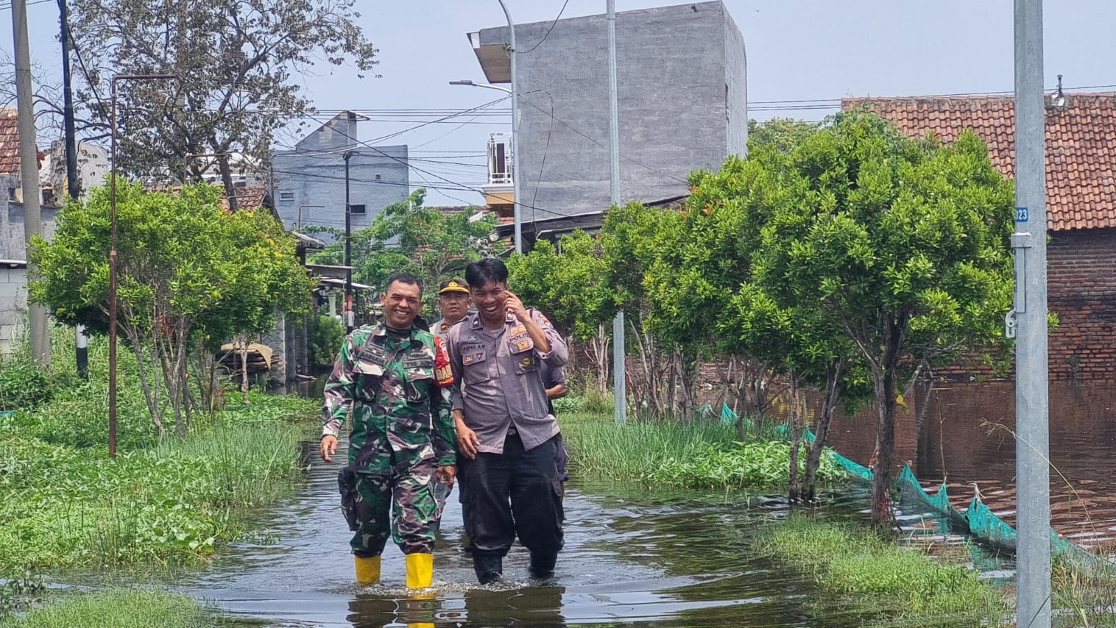 Petugas Gabungan Siaga Luapan Air di Tanggulangin