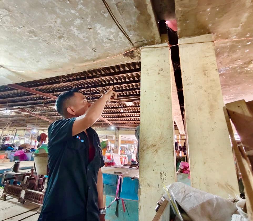 Atap Bocor di Pasar Keputran Utara Tak Kunjung Usai, Pedagang Menjerit