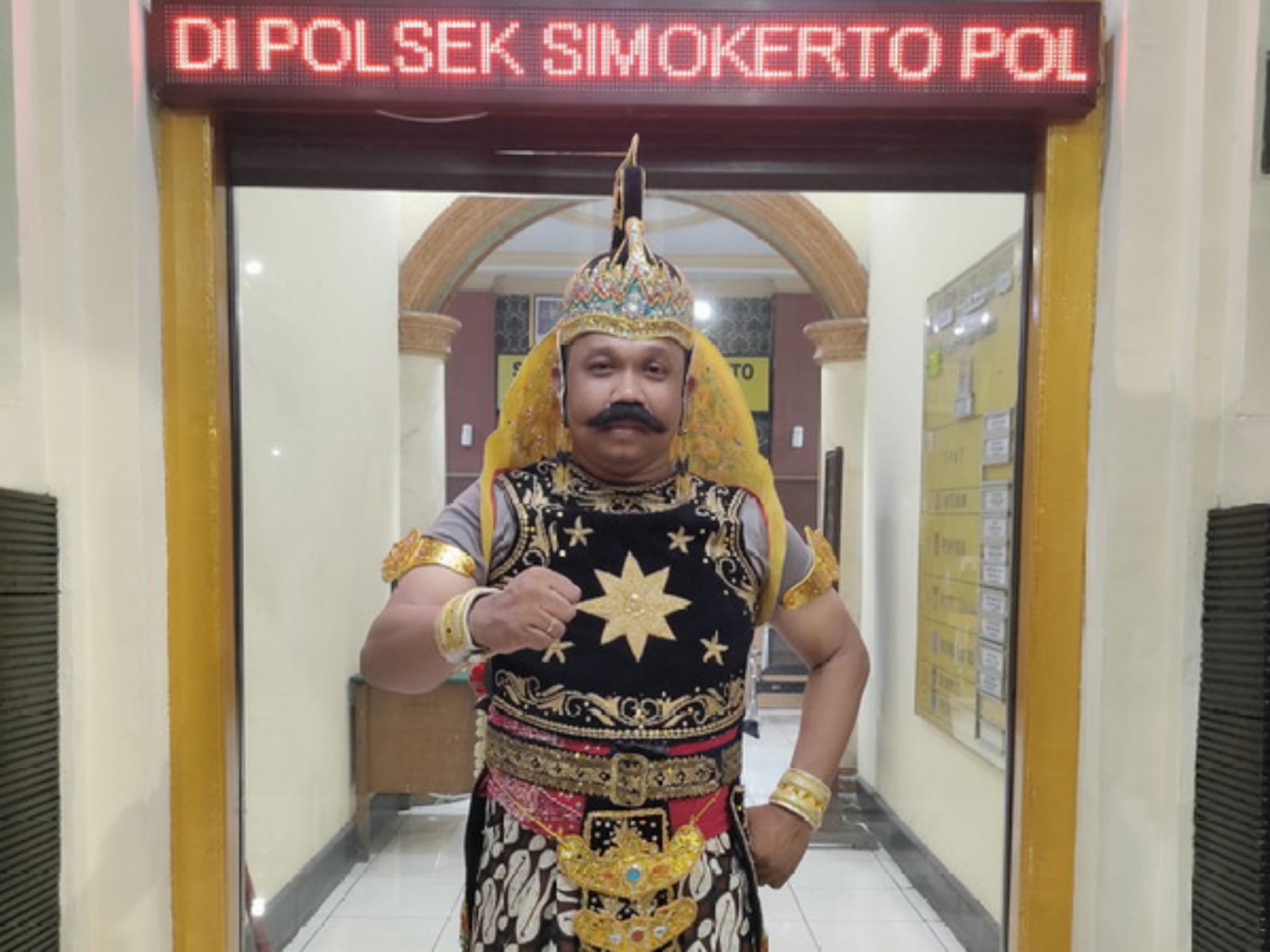 Polsek Simokerto Punya Cara Unik Ajak Masyarakat ke TPS, Siapkan Gatotkaca