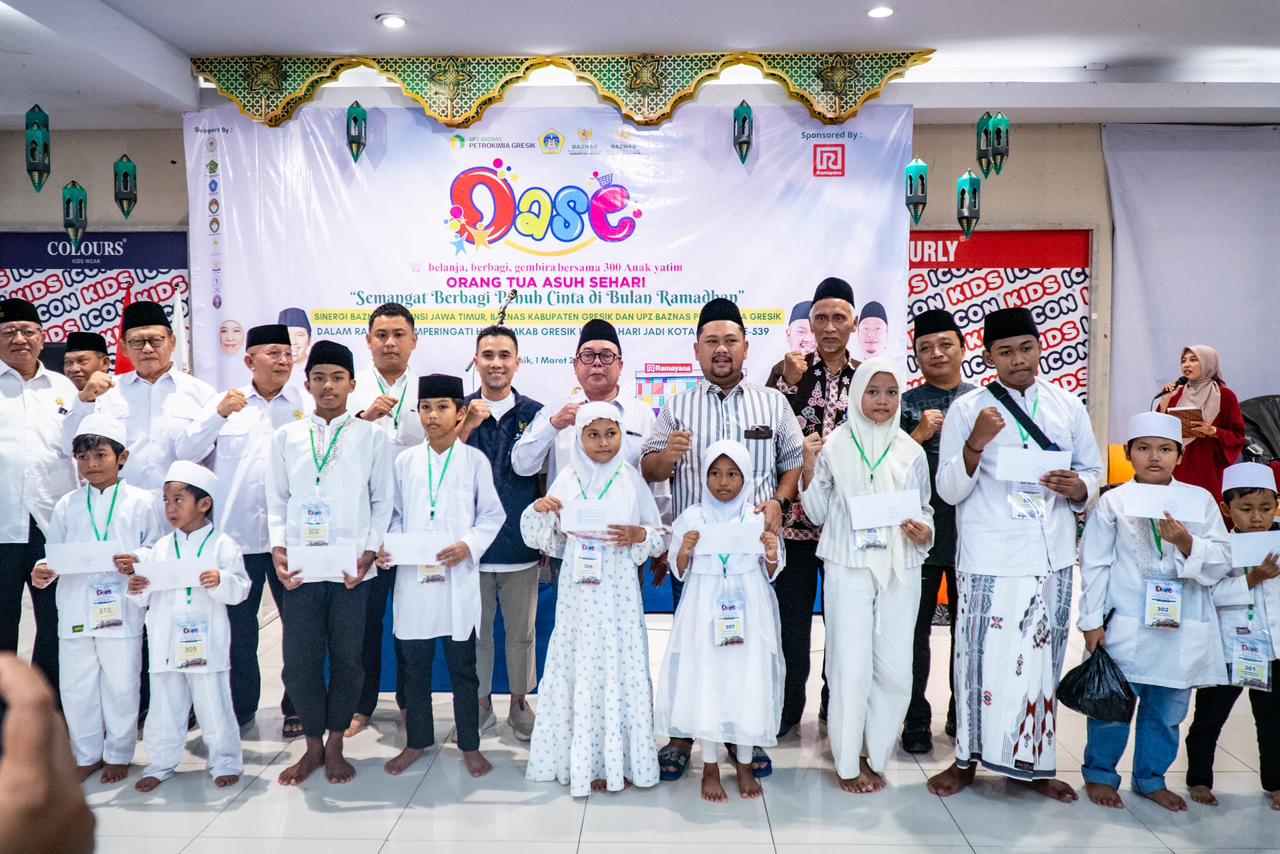 HUT Pemkab Gresik Ke-52, Bupati Gus Yani Temani 300 Anak Yatim Belanja Baju Lebaran di Program OASE Baznas