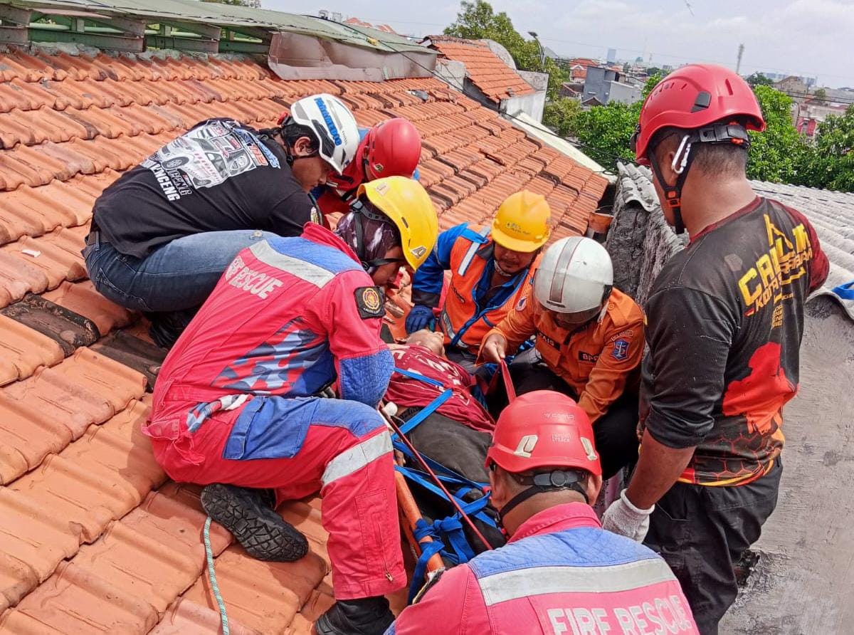 Cerita Anggota DPKP Surabaya Evakuasi Tukang Tersengat Listrik
