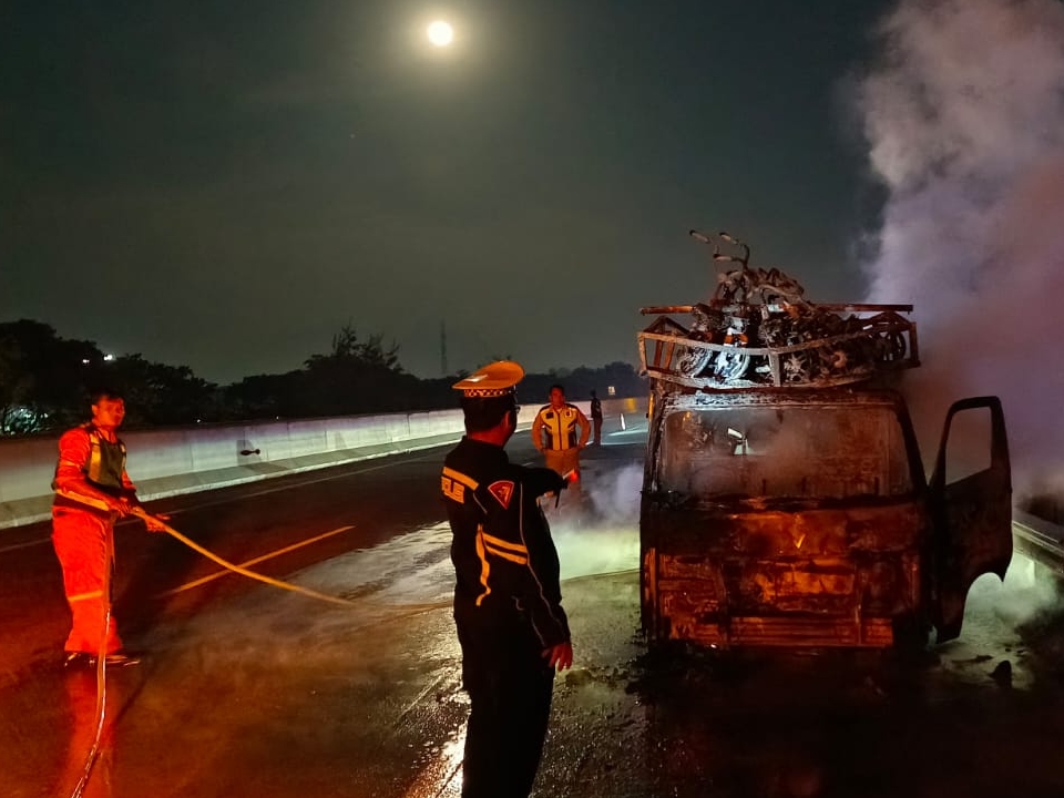 Pikap Muat Sepeda Listrik Terbakar di Tol Gempas