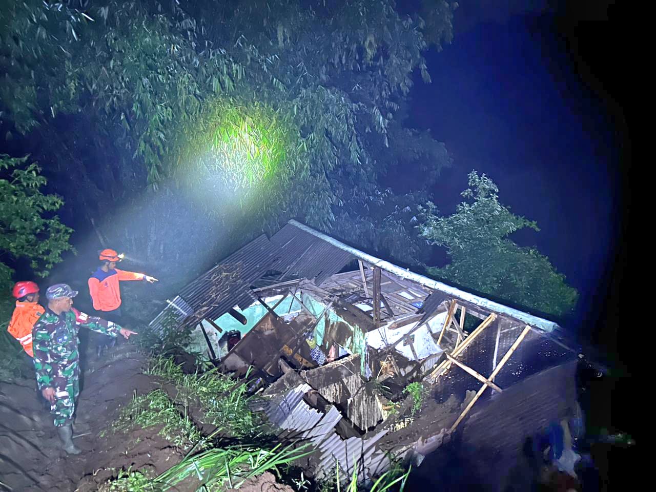 Sekeluarga Tertimpa Longsor di Tutur, Sang Istri Mendadak Pingsan