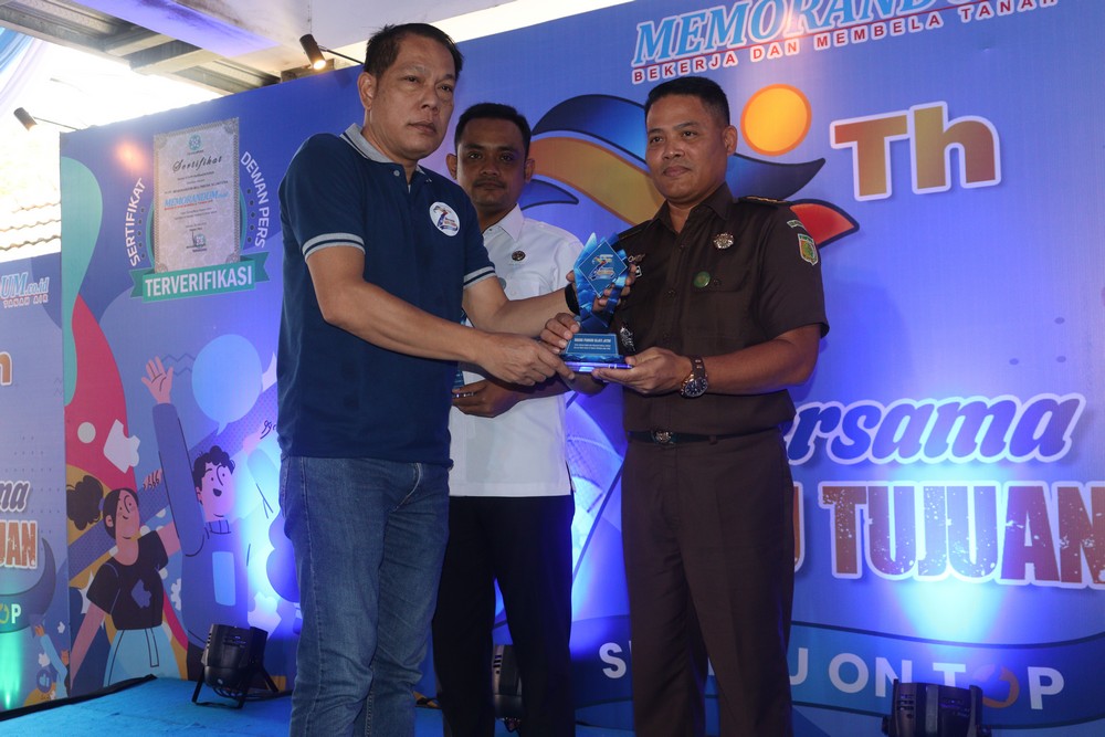 Bidang Penkum Kejati Jatim Sabet Penghargaan Mitra Edukasi Hukum dan Publikasi Kinerja Terbaik dari Memorandum