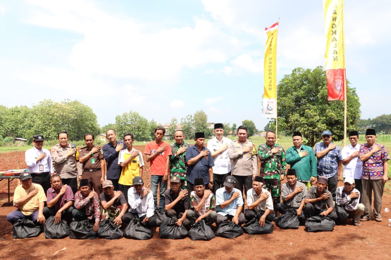 Dukung Asta Cita, Kapolres Bangkalan Bersama Forkopimda Kompak Tanam Bibit Jagung