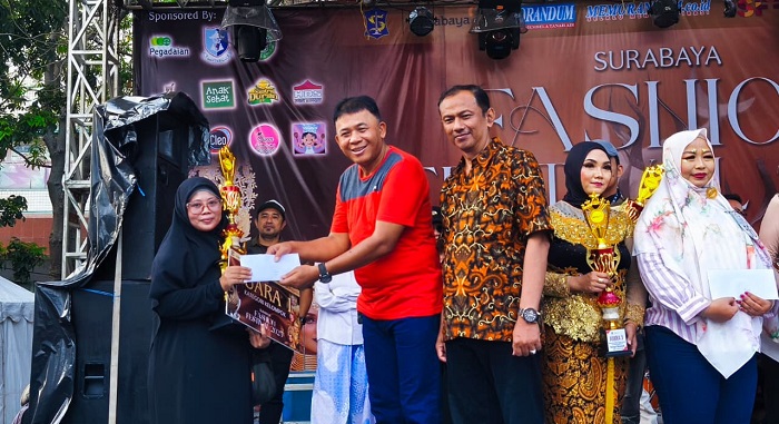 Sweet Modeling Juara 1 Kategori Kelompok di Parade Surabaya Fashion Festival 2025