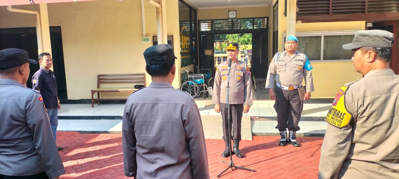 Pimpin Apel Pagi, Kapolsek Wonocolo Tekankan Pelayanan Prima dan Disiplin Anggota