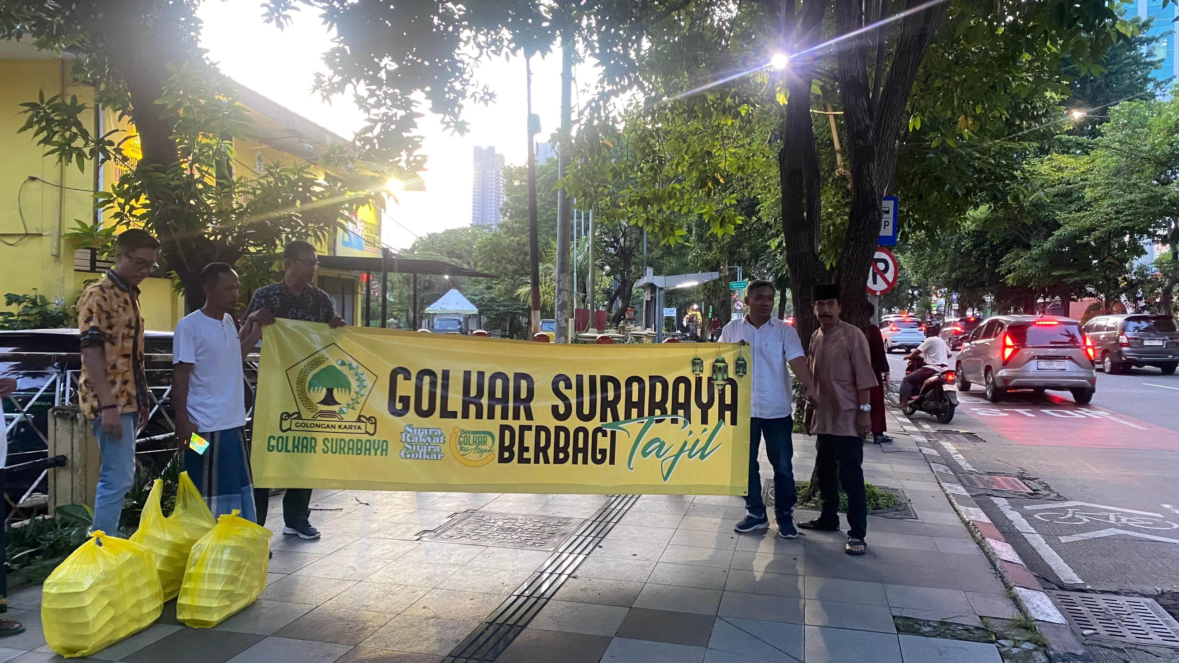 Momentum Berbagi di Bulan Ramadan, Golkar Surabaya Bagikan Takjil ke Warga