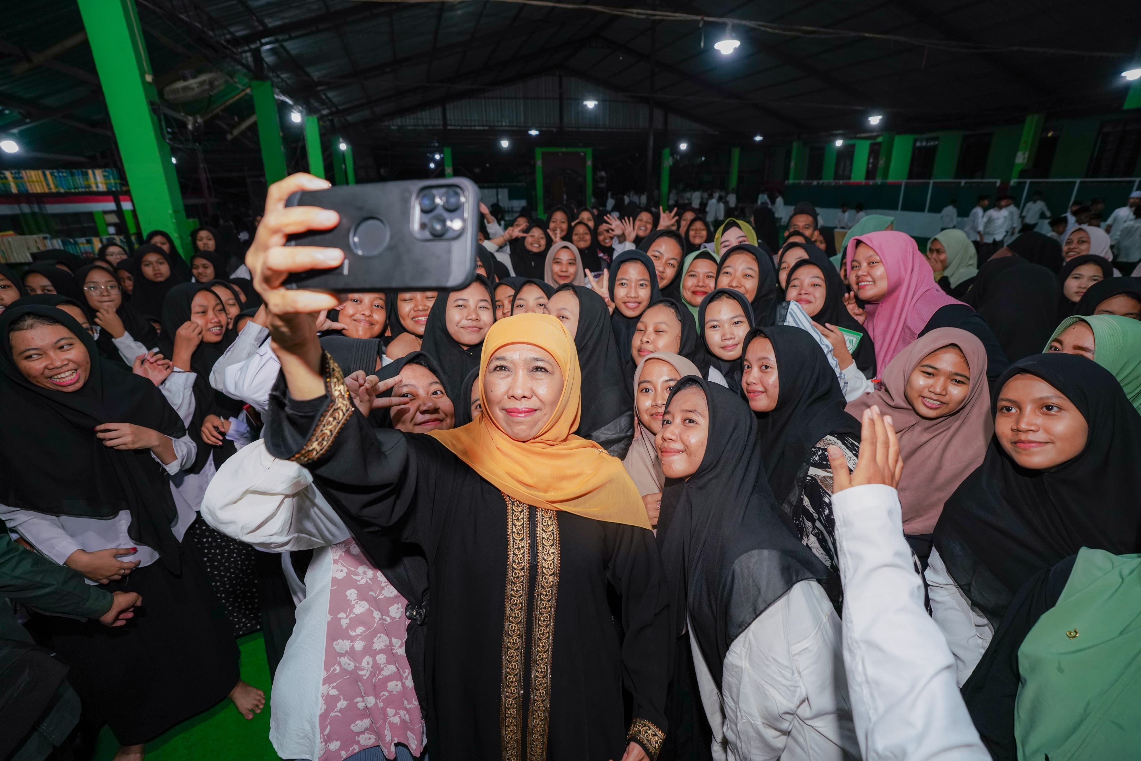 Khofifah Ajak Santri Jadi Generasi Siap Jemput Indonesia Emas 2045 dengan Akhlak Mulia