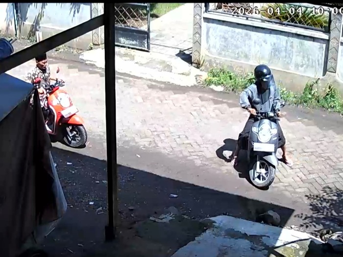 Motor Perangkat Desa Tambakrejo Pasuruan Digondol Maling Terekam CCTV