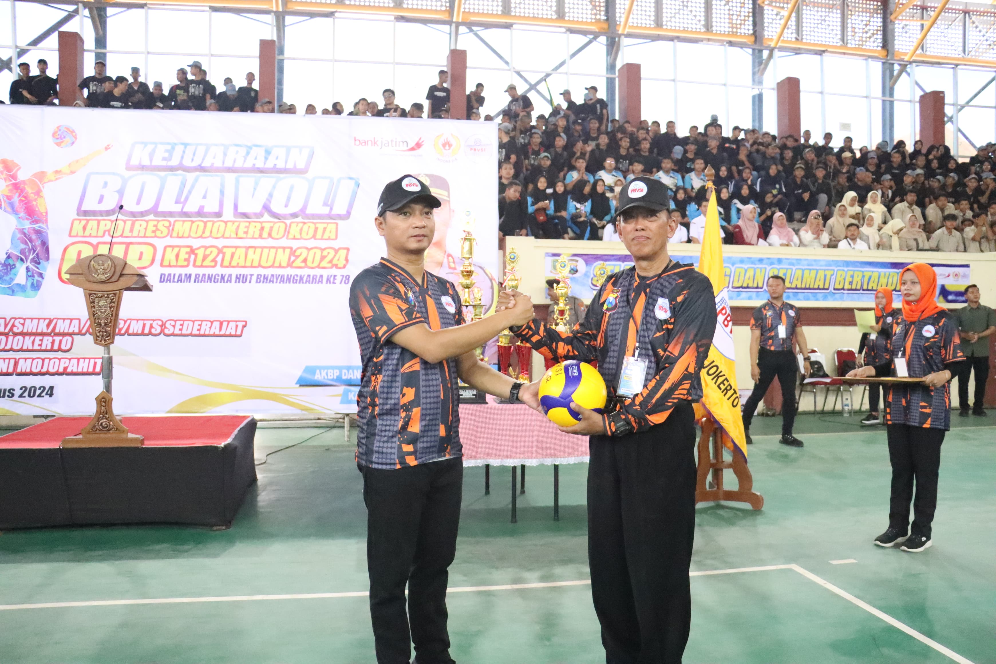 Kapolres Mojokerto Kota Buka Kejuaraan Bola Voli Antarpelajar