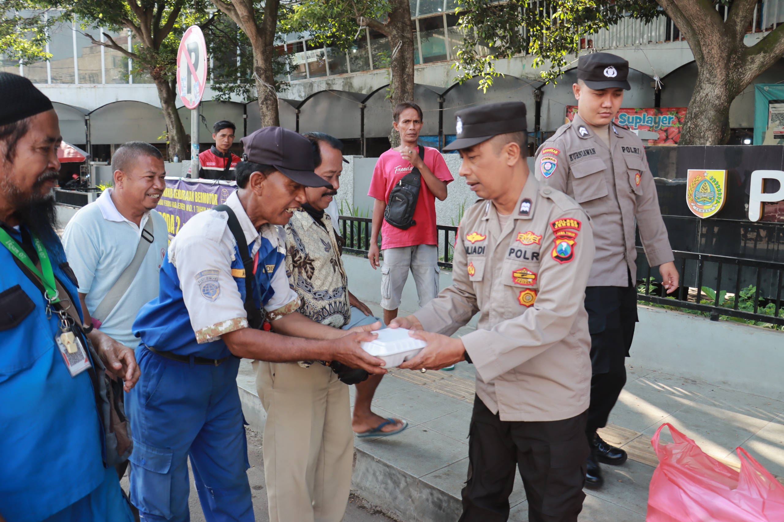 Siberbi Polres Jember Membagikan Semangat Kepedulian Setiap Rabu Pagi