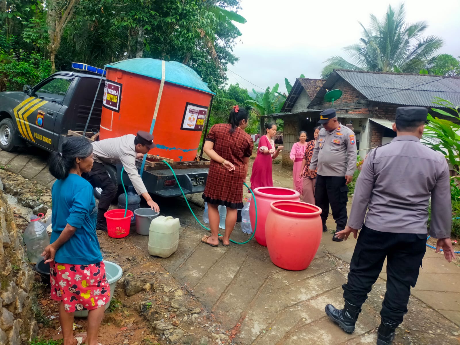 Patroli Genthong Polres Trenggalek Salurkan Bantuan Air Bersih ke Warga