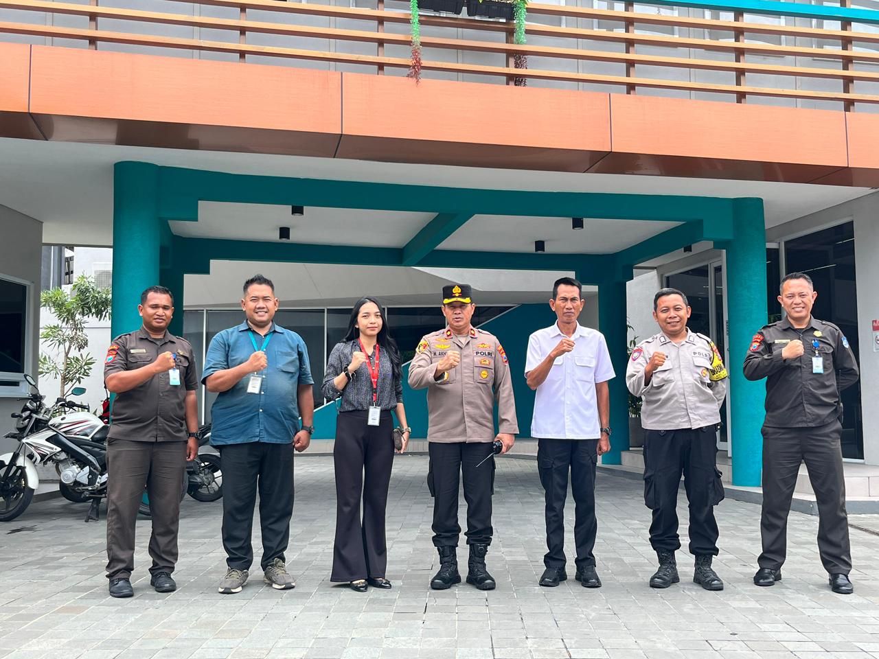 Kapolsek Sukomanunggal Sambangi SIS Surabaya, Tingkatkan Kewaspadaan Keamanan Jelang Akhir Tahun