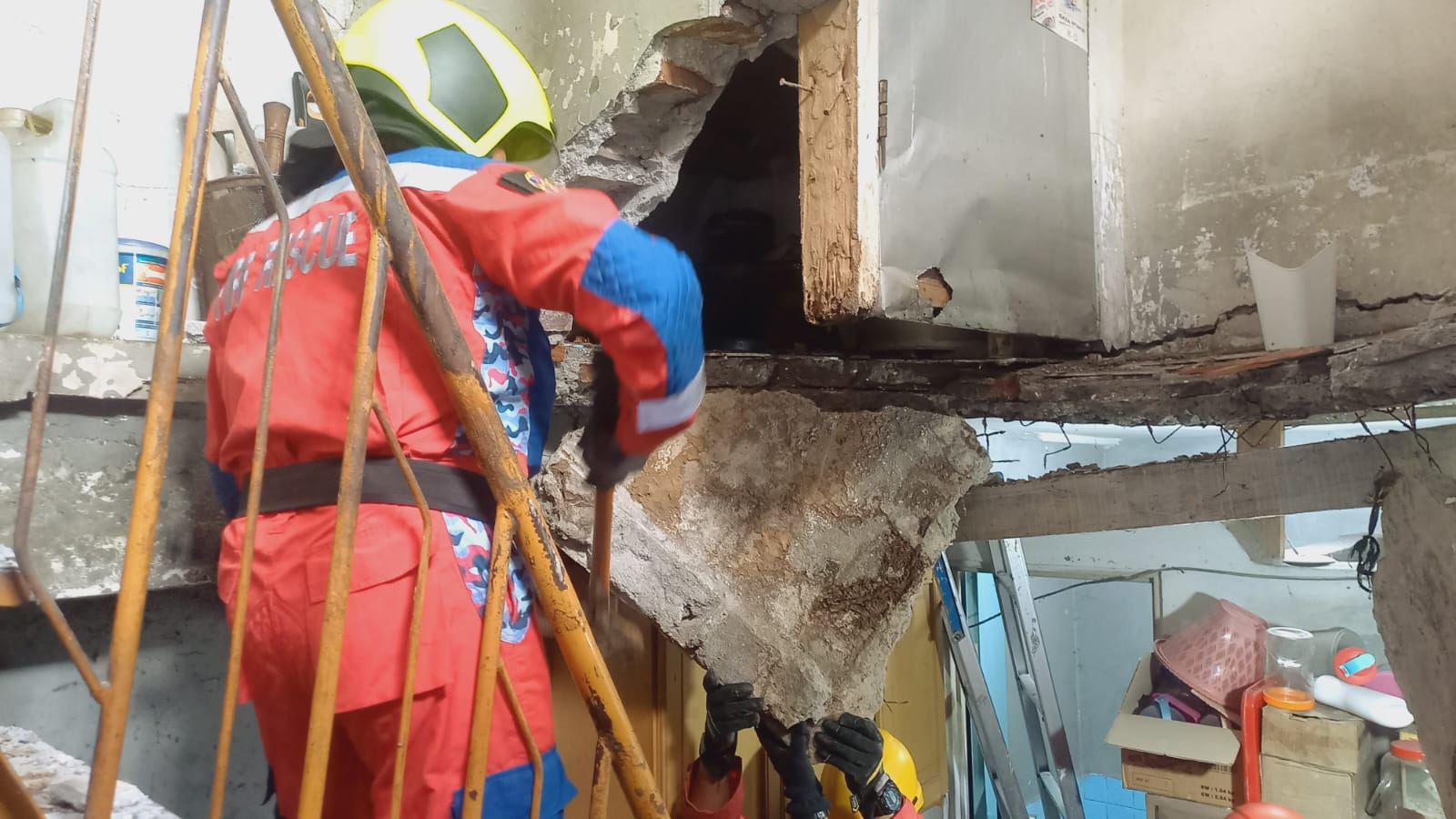 Lantai Dua Rumah di Bubutan Ambruk, Satu Keluarga Terjebak dan Berhasil Dievakuasi Petugas