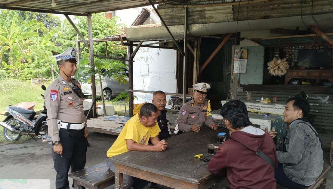 Patroli Dialogis Polsek Lakarsantri Edukasi Tertib Lalu Lintas kepada Warga Surabaya