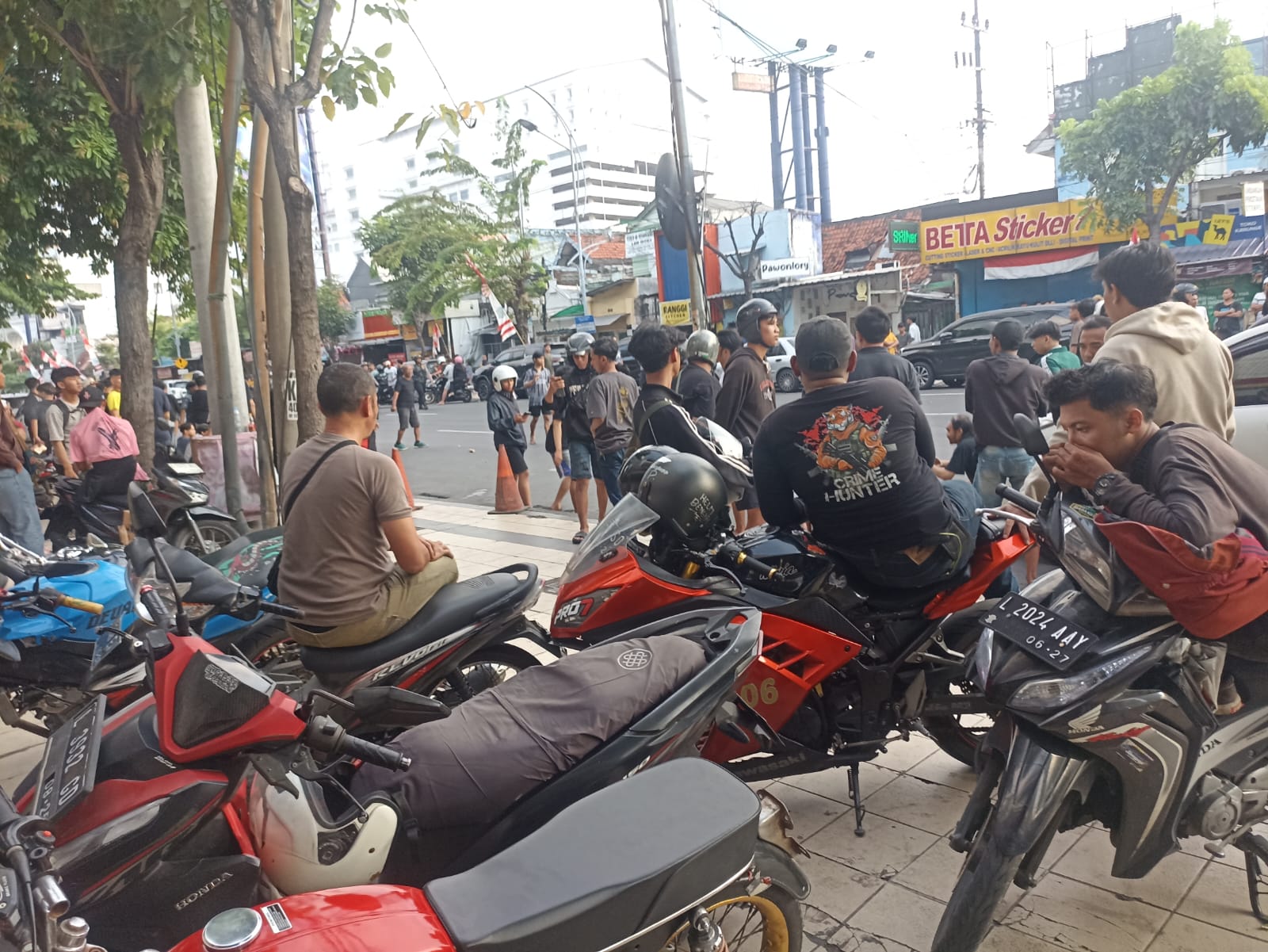 Tawuran Pecah di Depan JW Marriot, Jalan Embong Malang Sempat Ditutup