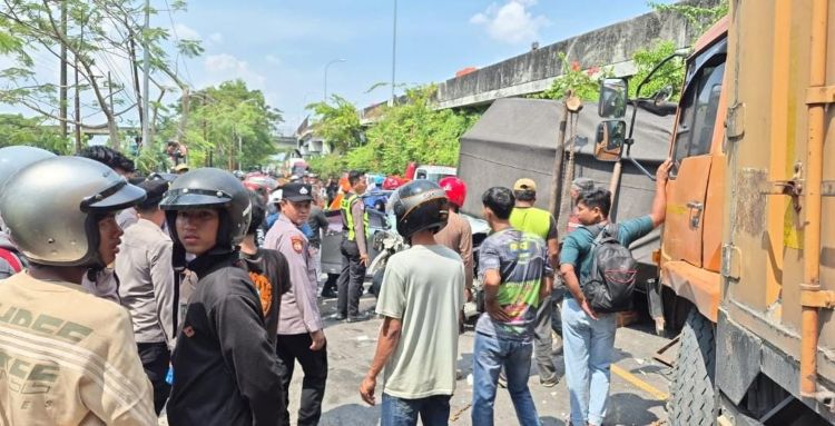 Kecelakaan di Bojonegoro, Tim SAR Evakuasi Penumpang Minibus Terjepit