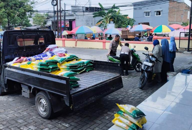 Polsek Lakarsantri Pimpin Penjualan Beras Murah Bulog di Surabaya, Bantu Stabilkan Harga