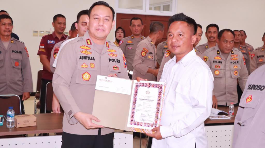 Kapolres Gresik Beri Penghargaan Anggota, TNI, dan Masyarakat