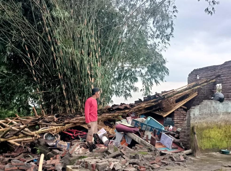 Cuaca Ekstrem Hancurkan Rumah dan Lumpuhkan Akses Jalan Jember 