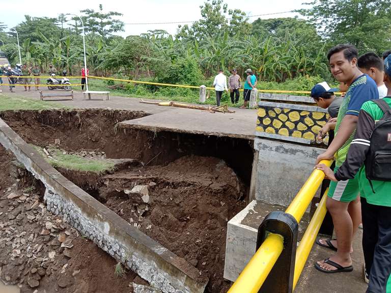 Tanggul Sungai Welang Ambrol Lagi, Warga Semakin Was-Was