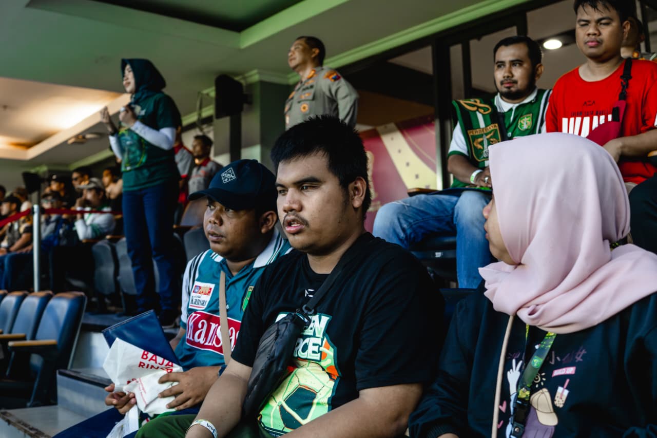 Tiga Bonek Tunanetra Datang Mendukung Persebaya di GBT