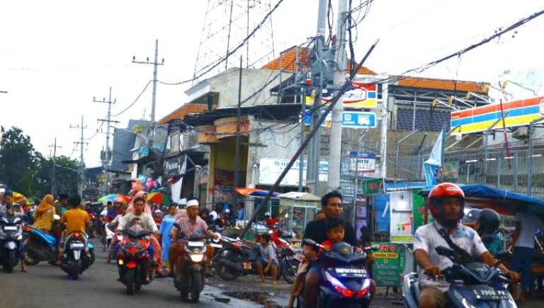 Tiang Telepon di Tengah Jalan Tenggumung Wetan Ancam Keselamatan Warga