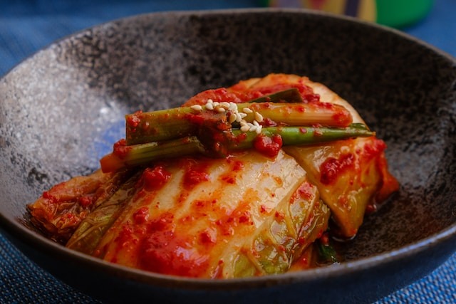 Sayuran Fermentasi: Mengapa Kimchi dan Sauerkraut Semakin Populer?