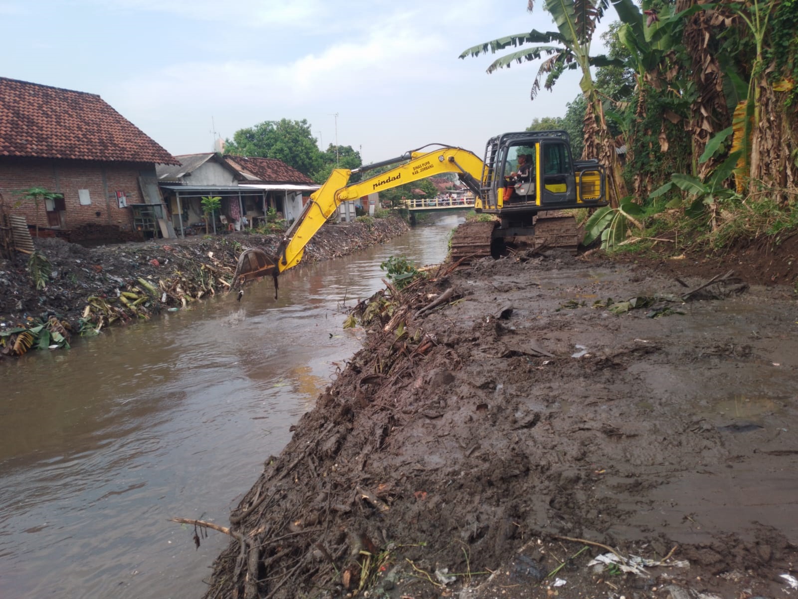 Cegah Banjir, Dinas PUPR Jombang Normalisasi Belasan Saluran Sekunder