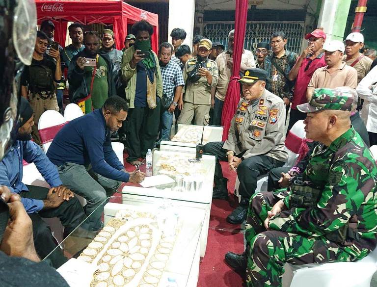 Dipicu Rasa Kecewa Mahasiswa, Pentas Budaya Papua di Kya-kya Kembang Jepun Ricuh