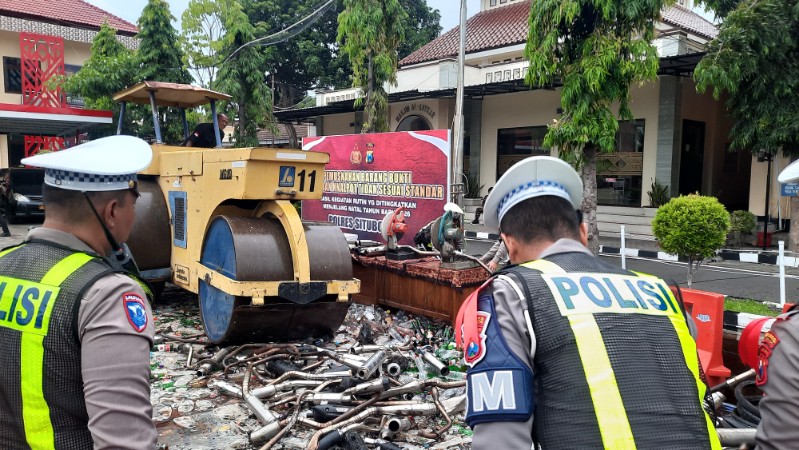 Polres Situbondo Musnahkan 2.306 Botol Miras dan 152 Knalpot Brong