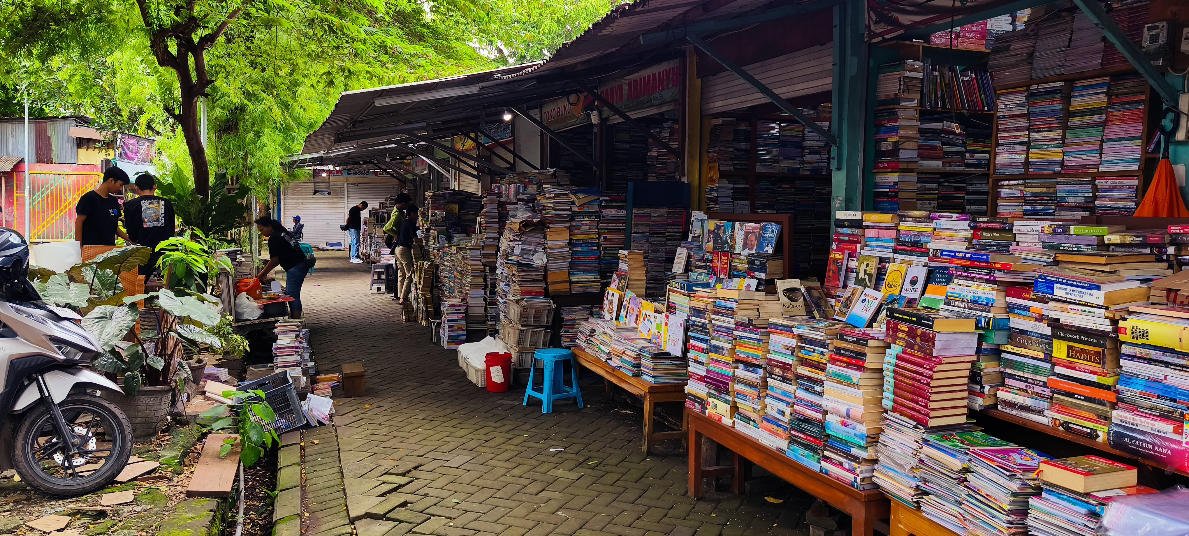 Kampung Ilmu Surabaya Lesu, Pedagang Buku Berjuang Melawan Perubahan Zaman