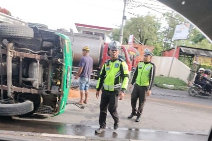 Truk Terguling di Lamongan, Satlantas Urai Kemacetan di Jalan Nasional