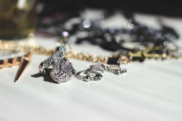 Emas atau Perak? Ini Cara Menentukan Perhiasan yang Paling Cocok untuk Skintone-mu