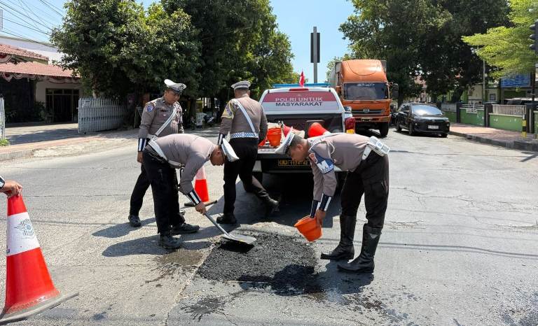 Satlantas Polres Situbondo Tambal Jalan Berlubang, Minimalisir Laka Lantas di Jalur Pantura