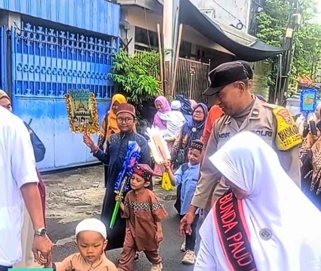 Sinergi Tanpa Batas, Polsek Bubutan Kawal Kirab Ramadan Se-Kelurahan Kemayoran