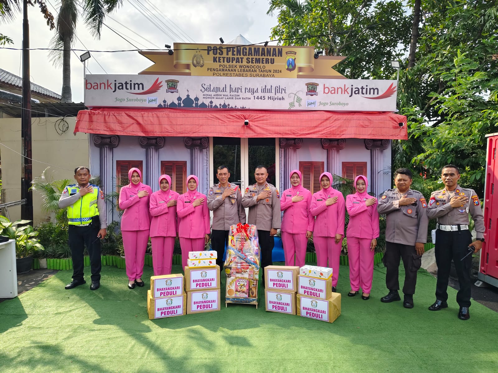Pengurus Cabang Bhayangkari Surabaya Kunjungi Pos Pam Lebaran Wonocolo, Berikan Semangat dan Bingkisan