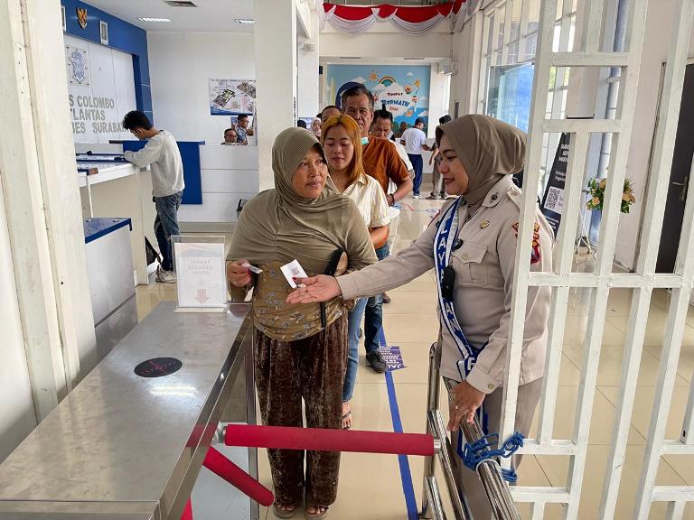 Tingkatkan Ketertiban, Satpas Colombo Surabaya Pasang Barcode di Pintu Masuk Permohonan SIM
