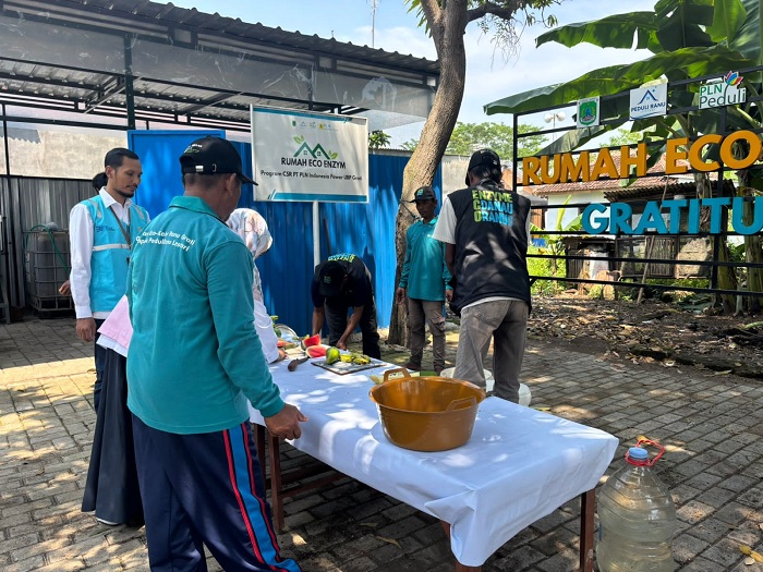 PLN Indonesia Power UBP Grati dan Warga Ranu Lestari Produksi Eco Enzyme untuk Pulihkan Danau